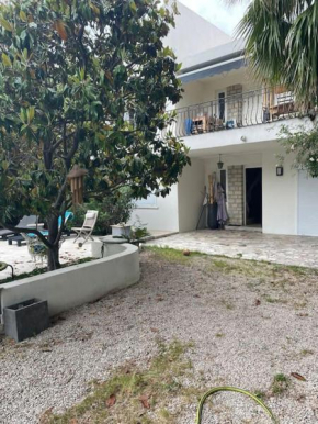 Bas de villa avec grande piscine